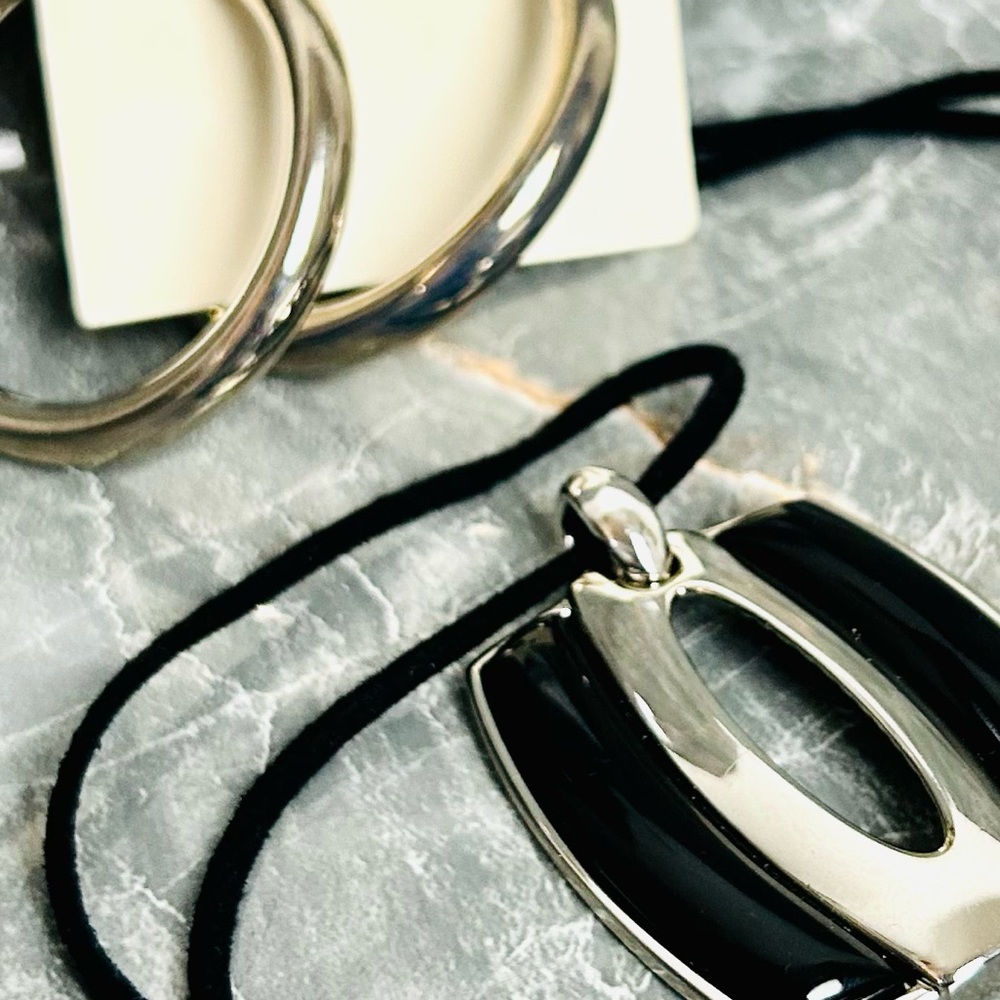 Lia Sophia Pendant necklace with New Day Silver Hoop Earrings! WHAT A DUO!!🌸 NWT - Picture 4 of 7